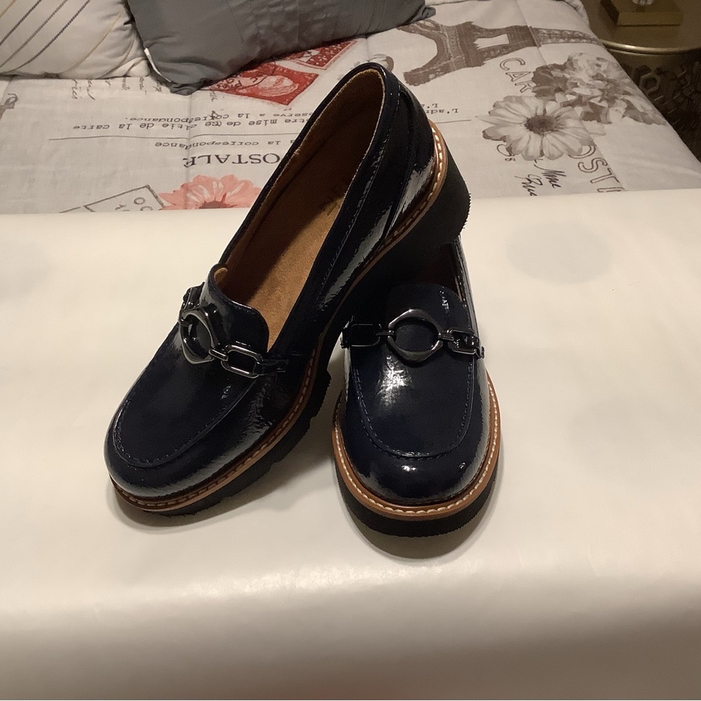 Classic Women's Navy Patent Loafer with Chain Accent NWOT